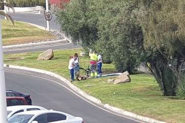 Aparatosa caída de un ciclista en Melenara (Telde)/TA.